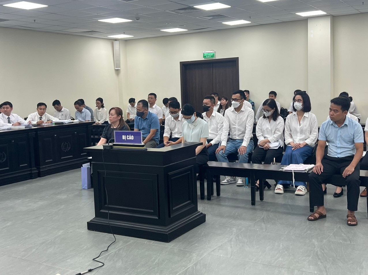 Bị cáo Nguyễn Thị Loan (áo đen) bên trái, cùng nhóm đồng phạm. Bị cáo Nguyễn Thị Loan (áo đen) bên trái, cùng nhóm đồng phạm.