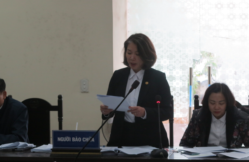 Hai luật sư bào chữa cho bị cáo. Hai luật sư bào chữa cho bị cáo.