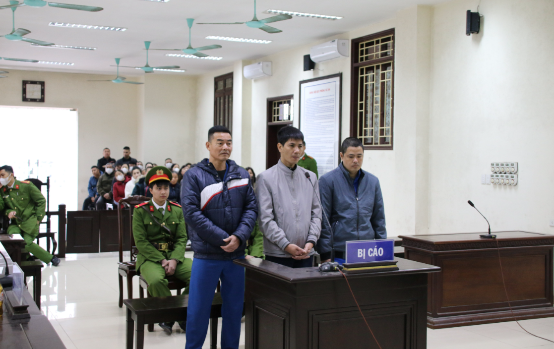 Ba bị cáo tại phiên tòa. Ba bị cáo tại phiên tòa.