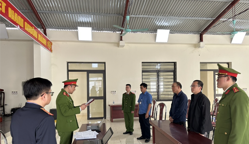 Cơ quan chức năng tống đạt quyết định khởi tố bị can Dương Văn Xướng và Hoàng Văn Tự.