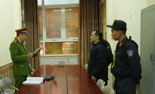 Cơ quan công an thi hành lệnh bắt tạm giam bị can Hoàng Quang Phú.