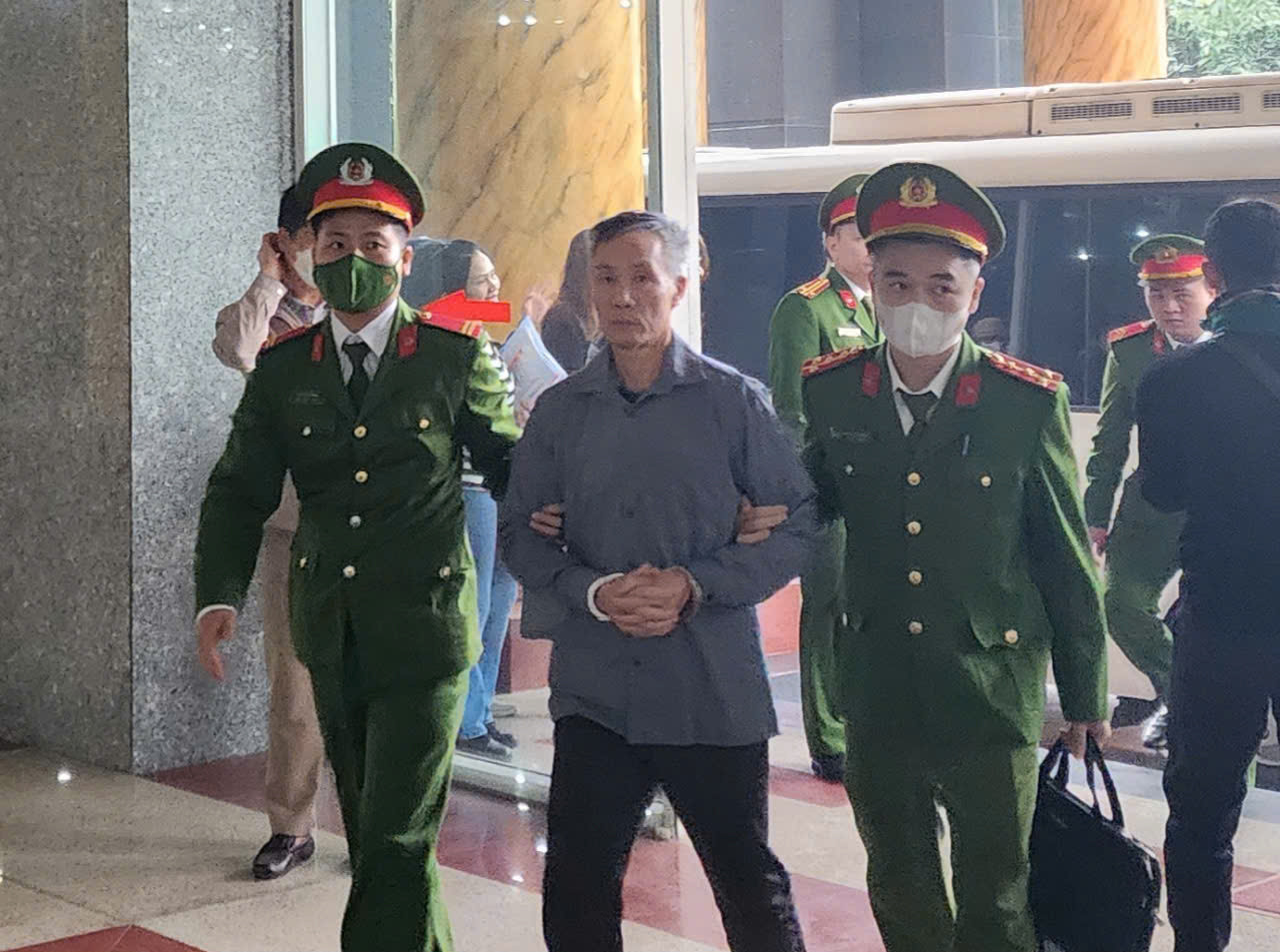 Với tội Thao túng thị trường chứng khoán, cơ quan truy tố cáo buộc ông Quyết và đồng phạm nhờ người thân đứng tên 20 công ty, 500 tài khoản chứng khoán sau đó dùng để mua bán qua lại số lượng lớn 5 mã cổ phiếu họ FLC gồm GAB, HAI, FLC, AMD và ART, qua đó thu lợi hơn 700 tỷ đồng. Với tội Thao túng thị trường chứng khoán, cơ quan truy tố cáo buộc ông Quyết và đồng phạm nhờ người thân đứng tên 20 công ty, 500 tài khoản chứng khoán sau đó dùng để mua bán qua lại số lượng lớn 5 mã cổ phiếu họ FLC gồm GAB, HAI, FLC, AMD và ART, qua đó thu lợi hơn 700 tỷ đồng.