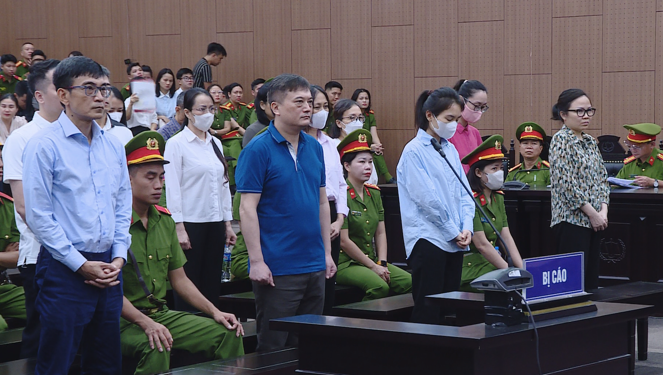 Bị cáo Lê Hải Trà (cựu Tổng giám đốc HOSE) cùng đồng phạm nghe tòa tuyên án. Bị cáo Lê Hải Trà (cựu Tổng giám đốc HOSE) cùng đồng phạm nghe tòa tuyên án.