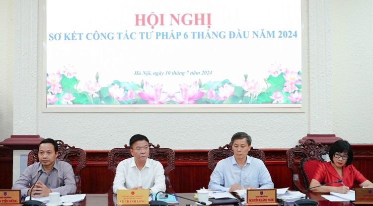 Phó Thủ tướng Chính phủ, Bộ trưởng Bộ Tư pháp Lê Thành Long chủ trì hội nghị. Phó Thủ tướng Chính phủ, Bộ trưởng Bộ Tư pháp Lê Thành Long chủ trì hội nghị.