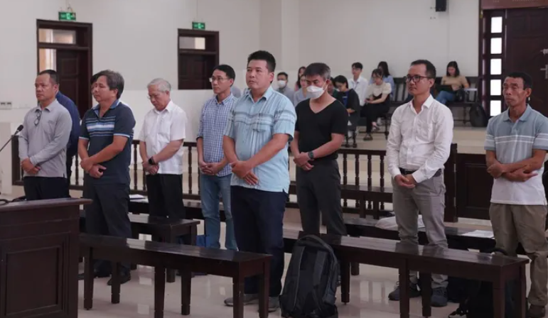 Nhóm bị cáo tại phiên tòa phúc thẩm.