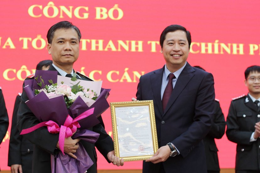 Phó Tổng Thanh tra Chính phủ Dương Quốc Huy trao quyết định cho tân Cục trưởng Cục V Nguyễn Mạnh Cường. Ảnh: Phương Hiếu.