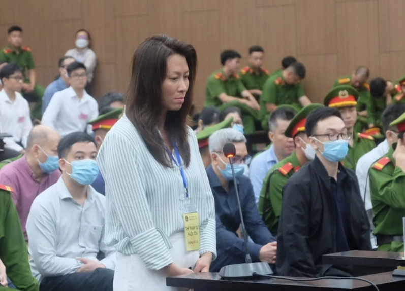 Bị can Nguyễn Thị Thanh Hằng (Phó giám đốc Công ty Bluesky) hầu tòa giai đoạn 1 vụ án. Bị can Nguyễn Thị Thanh Hằng (Phó giám đốc Công ty Bluesky) hầu tòa giai đoạn 1 vụ án.