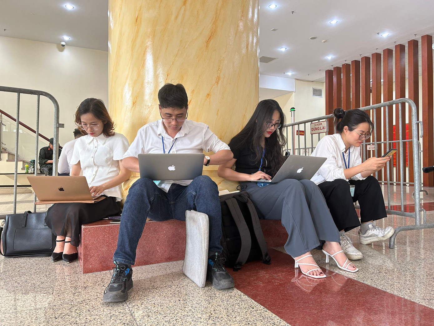 Phóng viên cơ quan báo chí dùng giấy bút ghi chép nội dung phiên tòa, sau đó ra ngoài dùng máy tính gõ lại, truyền tin về tòa soạn. Phóng viên cơ quan báo chí dùng giấy bút ghi chép nội dung phiên tòa, sau đó ra ngoài dùng máy tính gõ lại, truyền tin về tòa soạn.