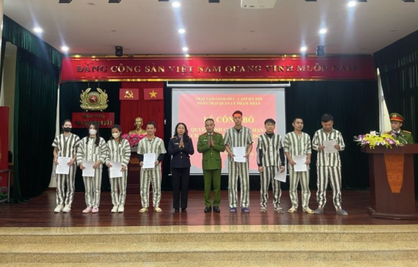 Trao Quyết định giảm thời hạn chấp hành án phạt tù cho các phạm nhân. Trao Quyết định giảm thời hạn chấp hành án phạt tù cho các phạm nhân.