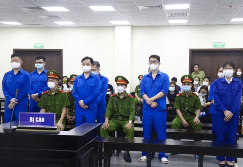 Bị can Phạm Thanh Tùng (trái ngoài cùng) hầu tòa trong phiên xử vụ án thao túng thị trường chứng khoán tại Công ty Louis Holding.