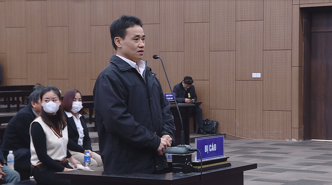 Bị cáo Trần Tùng trên bục khai báo. Bị cáo Trần Tùng trên bục khai báo.