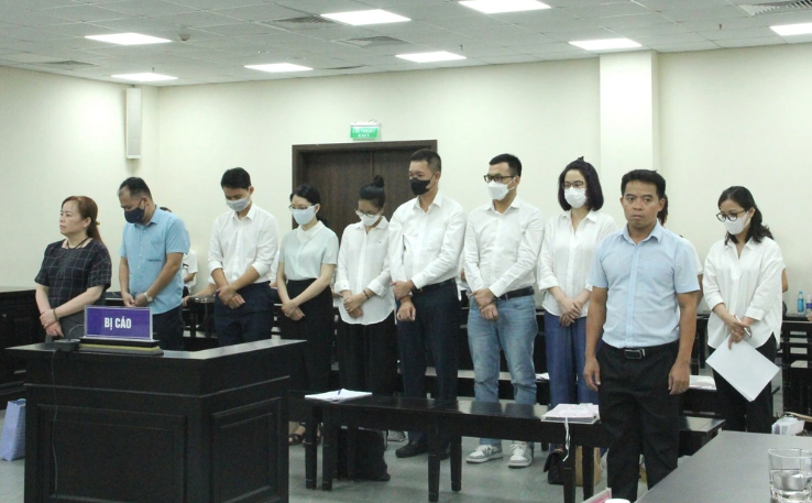 Các bị cáo nghe Viện kiểm sát nêu quan điểm luận tội.