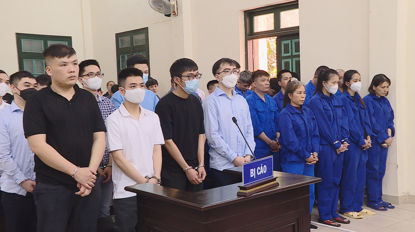 Bị cáo Nguyễn Minh Thành (áo đen bên trái) cùng nhóm đồng phạm tại phiên tòa. Bị cáo Nguyễn Minh Thành (áo đen bên trái) cùng nhóm đồng phạm tại phiên tòa.