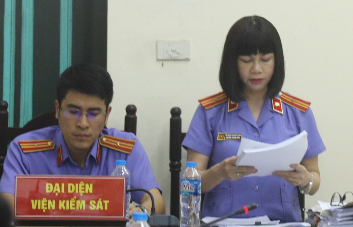 Đại diện Viện kiểm sát nêu quan điểm luận tội. Đại diện Viện kiểm sát nêu quan điểm luận tội.