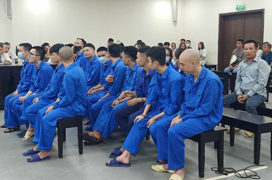 Nhóm bị cáo tại phiên tòa.