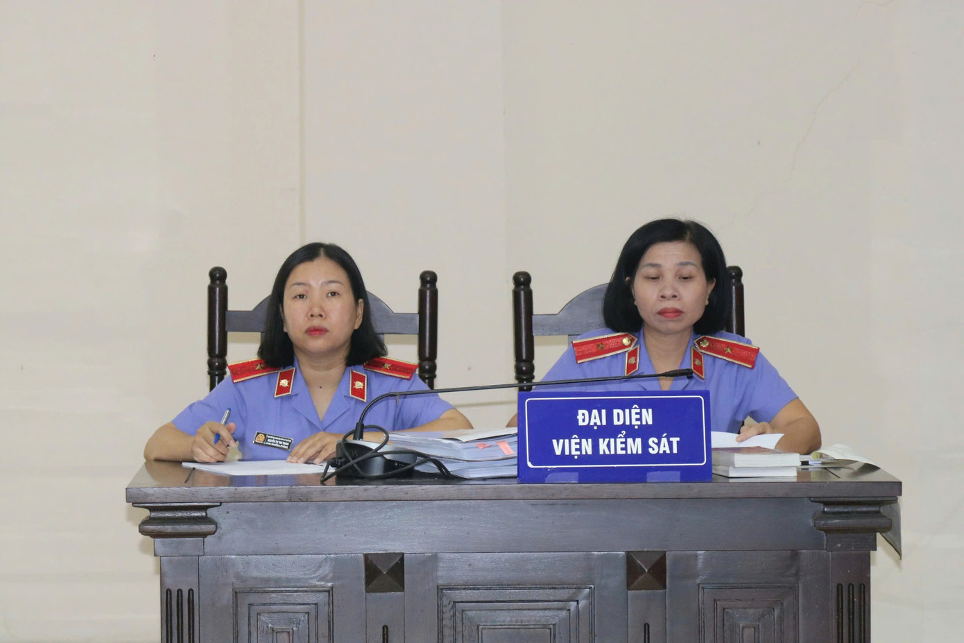 Đại diện Viện Kiểm sát giữ quyền công tố và kiểm sát xét xử. Đại diện Viện Kiểm sát giữ quyền công tố và kiểm sát xét xử.