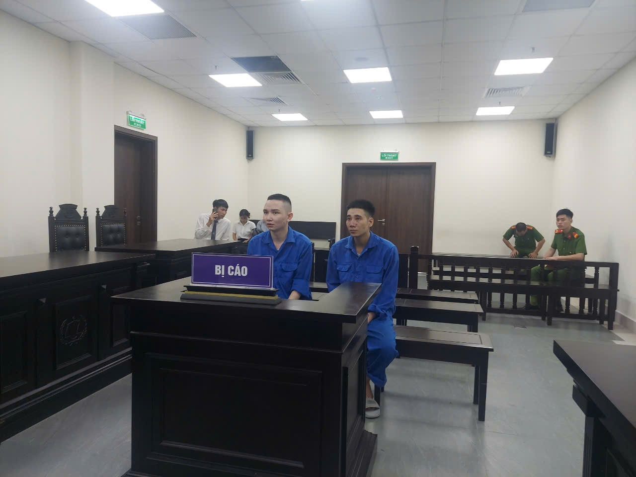 Bị cáo Miền và Thuận tại tòa.