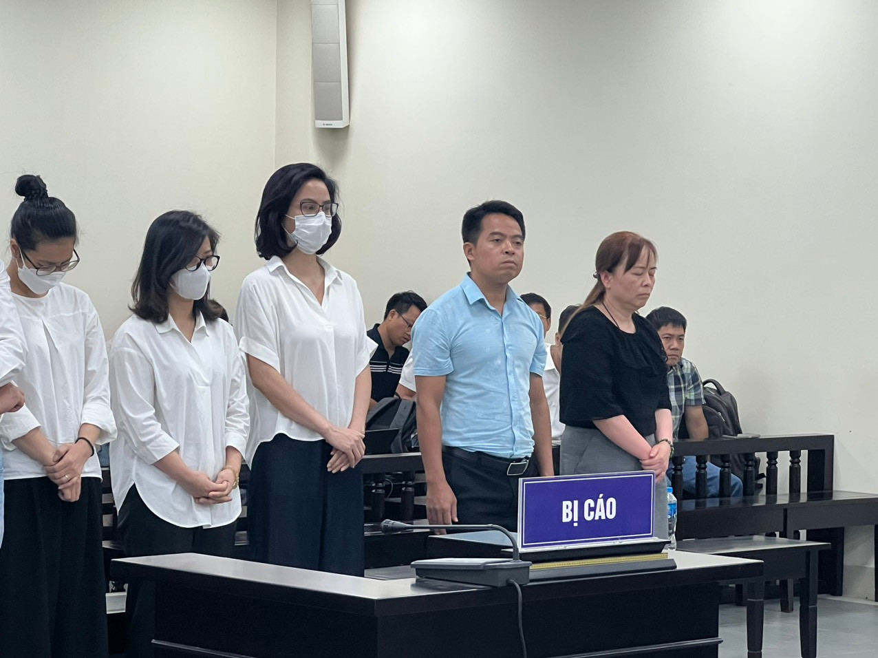 Bị cáo Nguyễn Thị Loan (áo đen bên phải).