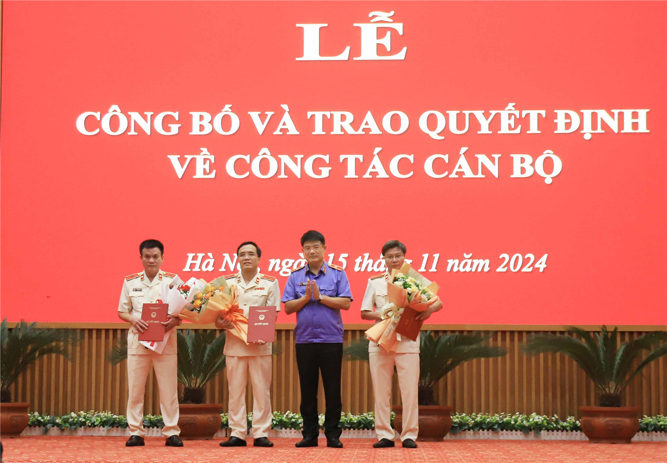Viện trưởng Viện KSND Tối cao trao quyết định cho cán bộ.