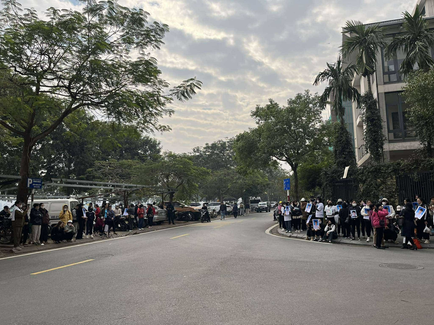 Vụ án được dư luận quan tâm, nhiều người đến bên ngoài trụ sở tòa án theo dõi. Vụ án được dư luận quan tâm, nhiều người đến bên ngoài trụ sở tòa án theo dõi.