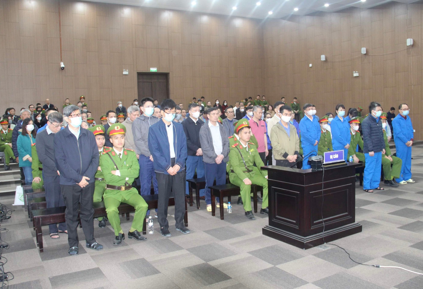 Nhóm bị cáo tại phiên tòa.