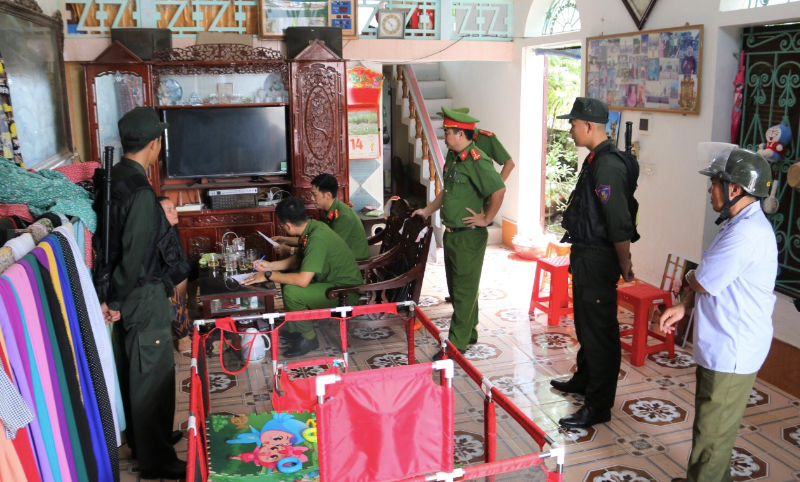 Cùng với quyết định khởi tố, lực lượng chức năng cũng tiến hành khám xét nơi ở nhóm bị can.