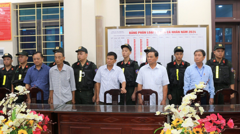 5 bị can trong vụ án.