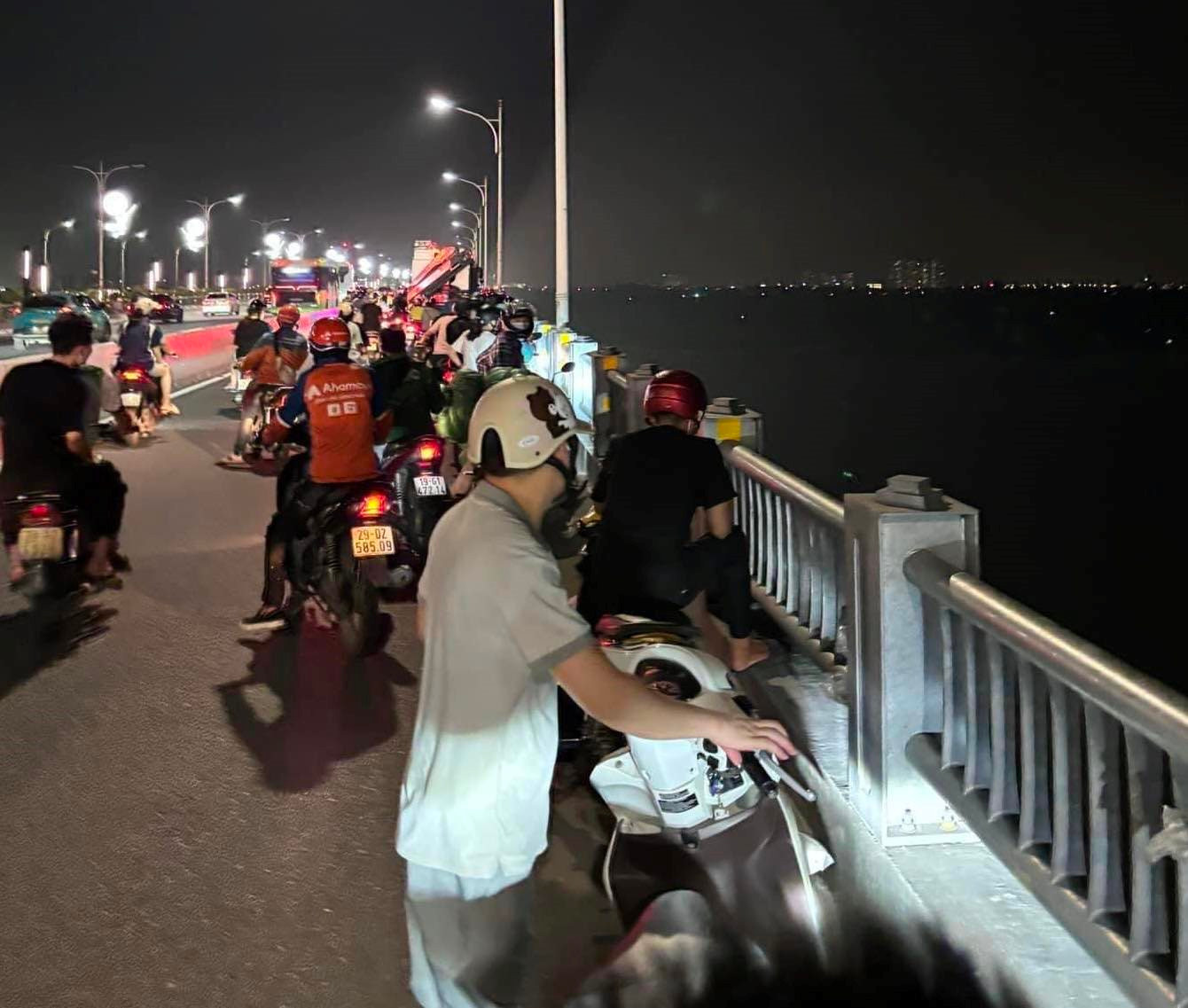 Nơi tìm thấy thi thể trung úy Cảnh sát giao thông cạnh chân cầu Thăng Long. Nơi tìm thấy thi thể trung úy Cảnh sát giao thông cạnh chân cầu Thăng Long.