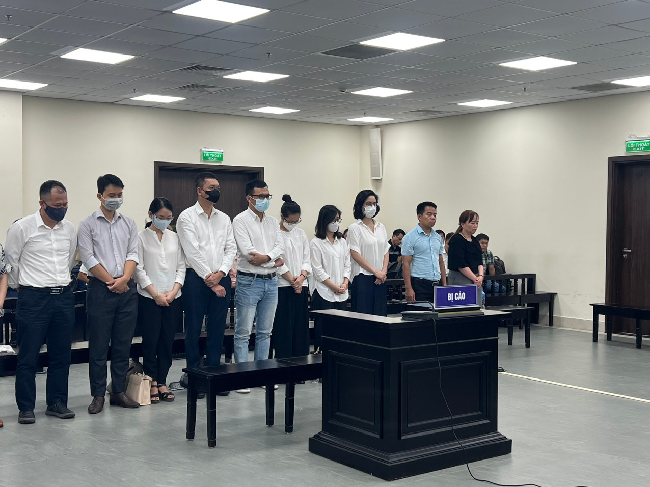 Nhóm bị cáo đứng nghe tòa tuyên án.