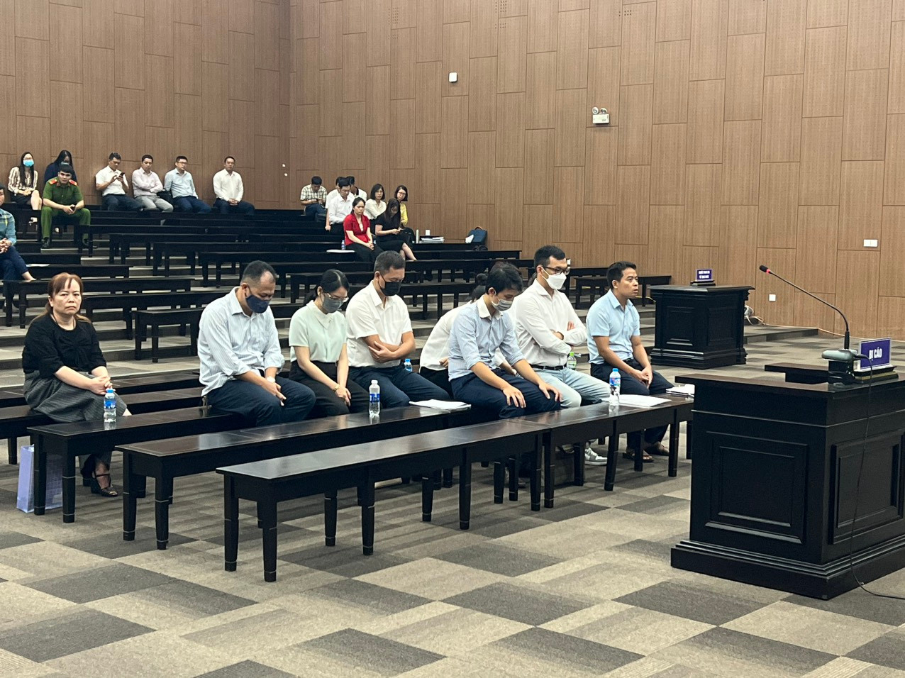 Bà Nguyễn Thị Loan (áo đen) cùng nhóm đồng phạm tại phiên tòa.