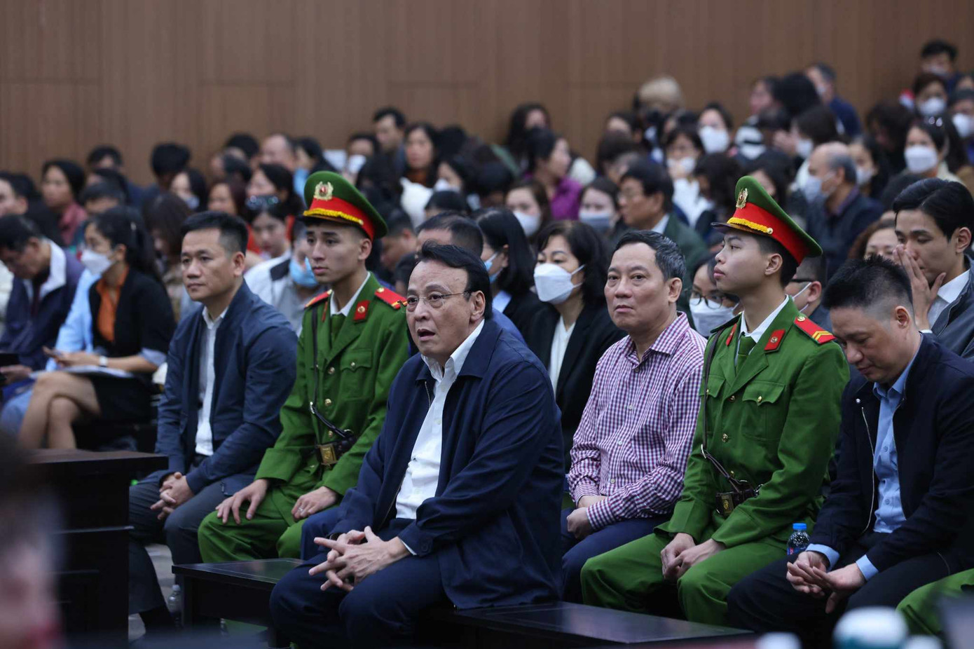 Ông Đỗ Anh Dũng cùng đồng phạm tại phiên tòa. Ông Đỗ Anh Dũng cùng đồng phạm tại phiên tòa.