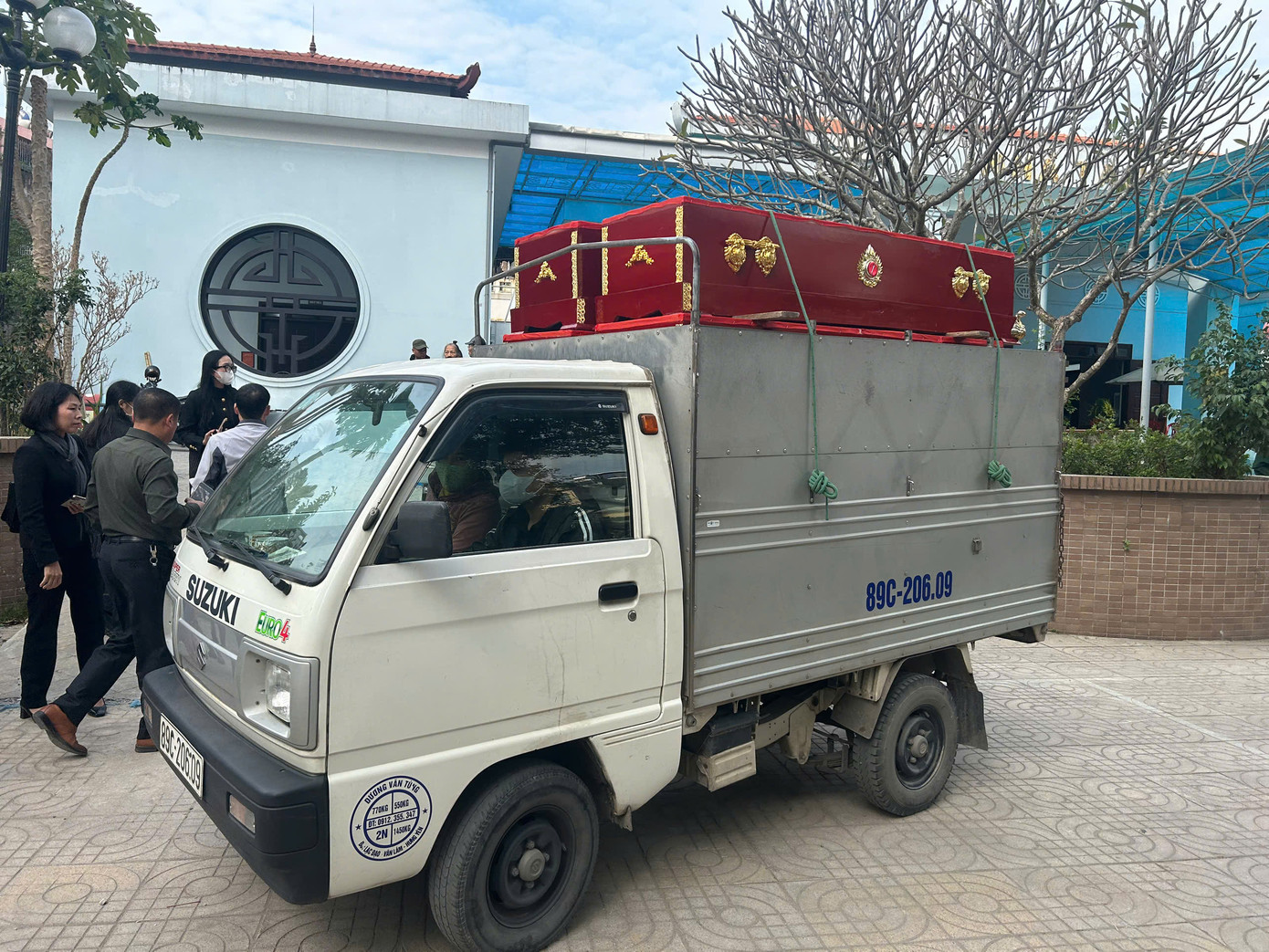 Xe tải chở nhiều quan tài đến Nhà tang lễ. Xe tải chở nhiều quan tài đến Nhà tang lễ.