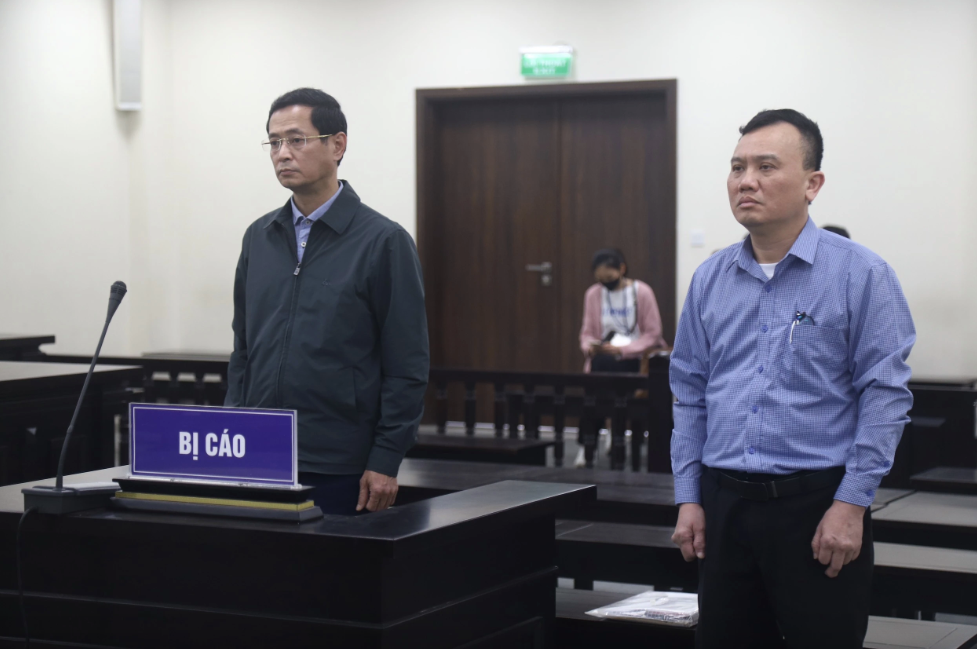 Bị cáo Trương Quang Việt (trái) và Lê Minh Tuyến.