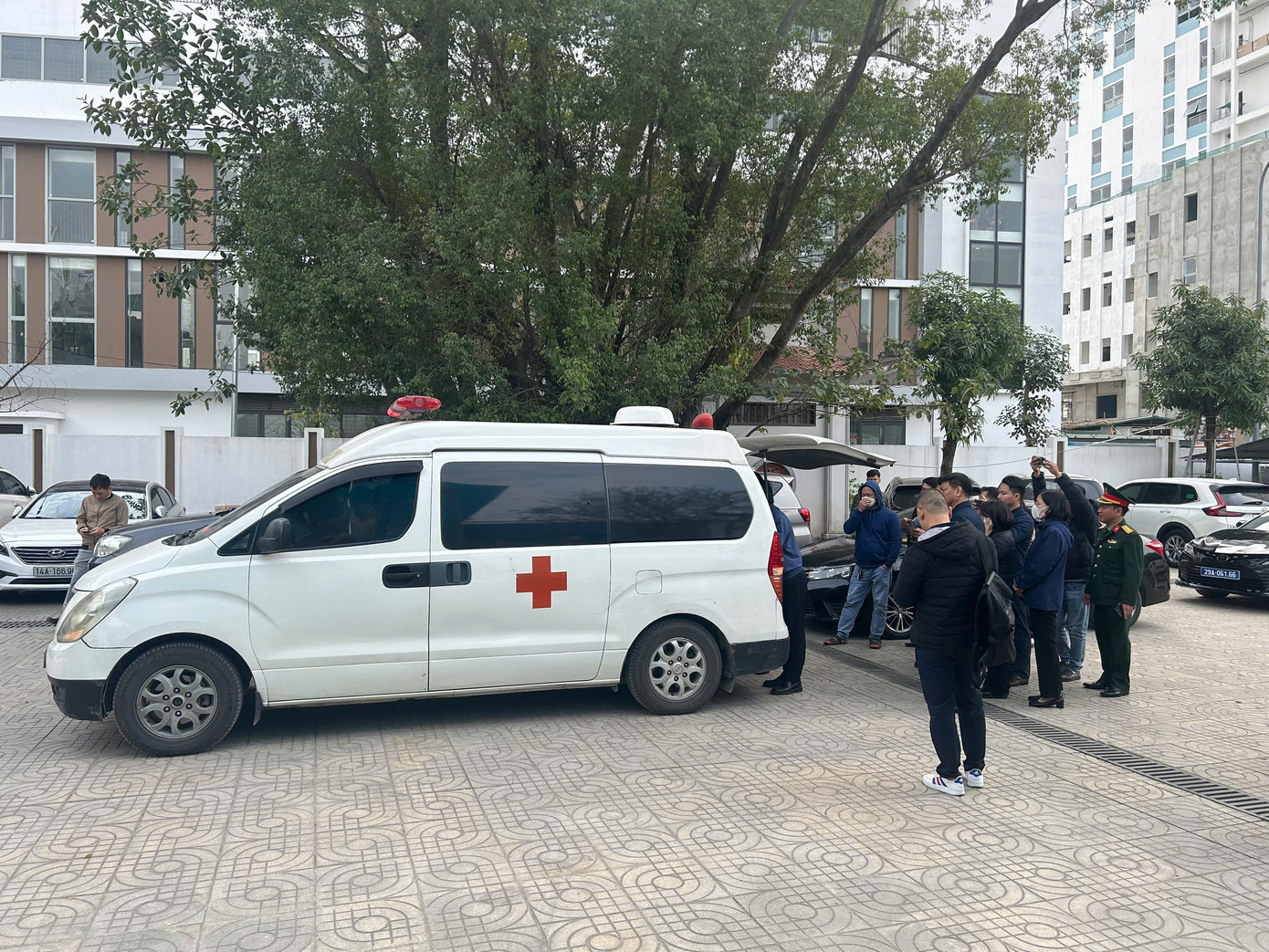 Xe cứu thương chở thi thể nạn nhân đến Nhà tang lễ. Xe cứu thương chở thi thể nạn nhân đến Nhà tang lễ.