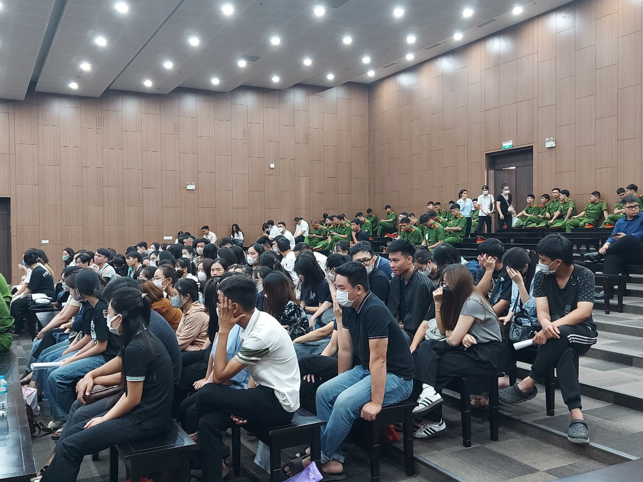 Bên trong phiên tòa xét xử 135 bị cáo. Bên trong phiên tòa xét xử 135 bị cáo.