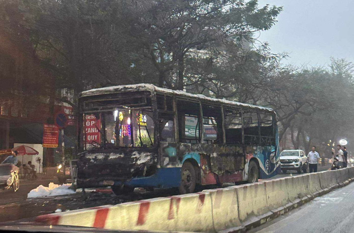 Hiện trường vụ cháy, chiếc xe đã trơ khung.