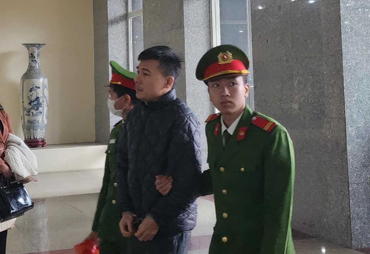 Hai người kháng cáo toàn bộ bản án là bị cáo Lê Văn Tuấn (kiểm toán viên Công ty CPA) và Đỗ Như Tuấn (cựu tổng giám đốc Công ty Cổ phần xây dựng FLC Faros - Công ty Faros). Hai người kháng cáo toàn bộ bản án là bị cáo Lê Văn Tuấn (kiểm toán viên Công ty CPA) và Đỗ Như Tuấn (cựu tổng giám đốc Công ty Cổ phần xây dựng FLC Faros - Công ty Faros).