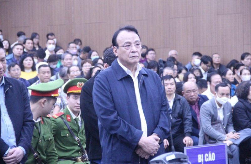 Ông Đỗ Anh Dũng (Chủ tịch Tập đoàn Tân Hoàng Minh) trong phiên tòa lừa đảo hơn 8.000 nhà đầu tư. Ông Đỗ Anh Dũng (Chủ tịch Tập đoàn Tân Hoàng Minh) trong phiên tòa lừa đảo hơn 8.000 nhà đầu tư.