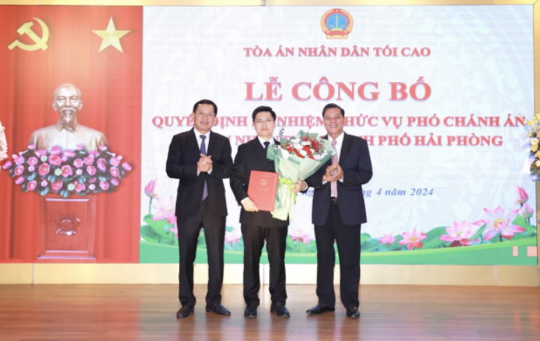 Phó Chánh án TAND Tối cao Nguyễn Văn Du và Chủ tịch UBND TP Hải Phòng Nguyễn Văn Tùng trao quyết định cho ông Phạm Xuân Duy.