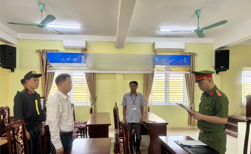 Cơ quan điều tra tống đạt quyết định khởi tố bị can Nông Xuân Bính.