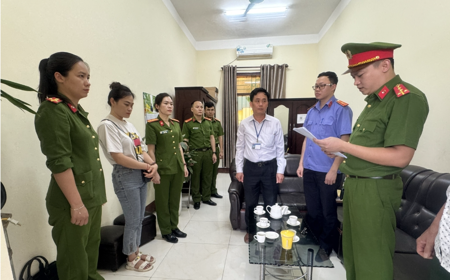 Cơ quan điều tra tống đạt quyết định khởi tố bị can Vũ Thị Thùy Linh.