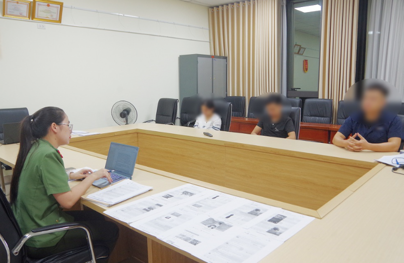 Cán bộ Phòng An ninh mạng và phòng, chống tội phạm sử dụng công nghệ cao Công an tỉnh Thái Nguyên làm việc với các đối tượng.