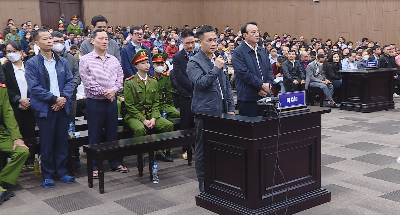 Bị cáo Đỗ Anh Dũng (bên phải) cùng nhóm đồng phạm tại phiên tòa.