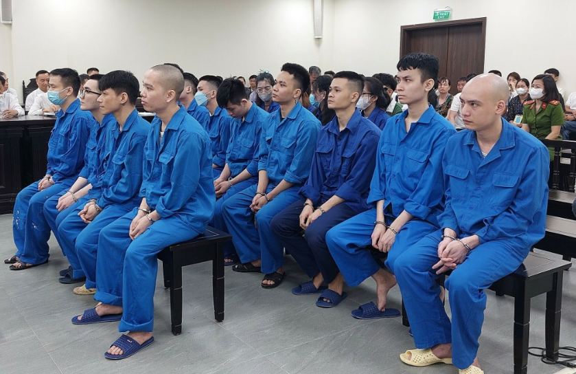 Nhóm bị cáo tại phiên sơ thẩm diễn ra hôm 17/4, song tạm hoãn. Nhóm bị cáo tại phiên sơ thẩm diễn ra hôm 17/4, song tạm hoãn.