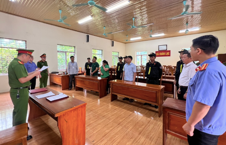 Cơ quan chức năng tống đạt quyết định khởi tố các bị can. Cơ quan chức năng tống đạt quyết định khởi tố các bị can.