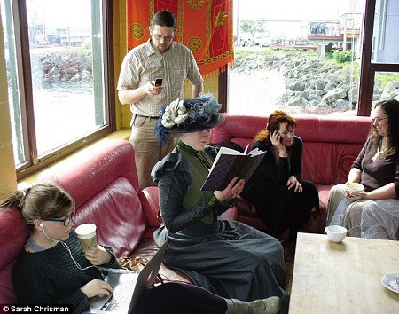 Cô Sarah Chrisman, 33 tuổi, luôn ăn vận theo phong cách thời trang thế kỷ 19