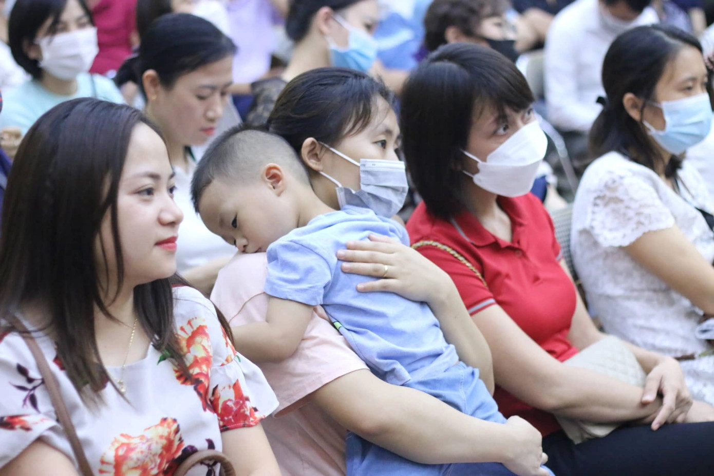 Theo kế hoạch, thời gian bốc thăm được chia làm 4 buổi, diễn ra trong 2 ngày 27 và 28/8. Cụ thể, sáng 8h sáng thứ Bảy 27/8, tổ chức bốc thăm suất học cho lứa 3 tuổi (sinh năm 2019) đăng ký xin học tại cơ sở Tứ Kỳ; 14 chiều cùng ngày, bốc thăm suất học cho lứa 3 tuổi (sinh năm 2019) đăng ký xin học tại cơ sở Linh Đàm. Sáng Chủ nhật 28/8 tổ chức bốc thăm suất học cho lứa 4 tuổi (sinh năm 2018) đăng ký xin học tại cơ sở Tứ Kỳ; buổi chiều cho trẻ đăng ký xin học tại cơ sở Linh Đàm. Ảnh: VietNamNet.