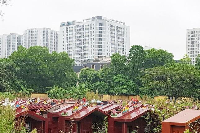 Khu đất nghĩa trang với hàng nghìn ngôi mộ ở khu Tây Nam Linh Đàm (phường Hoàng Liệt) trước đây được quy hoạch dự án trường học.