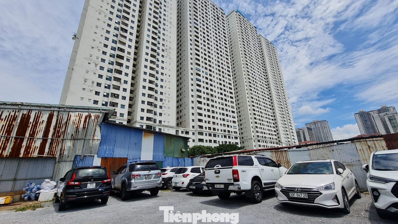 Lô đất TH3 và NT3 tại Khu đô thị mới Linh Đàm (ô đất ngay cạnh tổ hợp chung cư HH Linh Đàm, hiện đang làm bãi trông xe “khủng” - PV) đang chờ UBND TP Hà Nội quyết định chủ trương đầu tư.