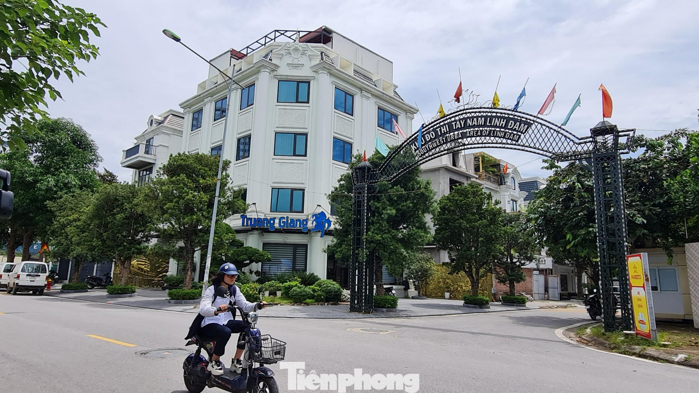 Điều đáng nói, dù là phường có số lượng học sinh trong top đông nhất Thủ đô, nhưng tại phường Hoàng Liệt, những khu đất có vị trí đẹp chủ đầu tư chỉ chăm chăm xây dựng các tòa chung cư, biệt thự sang trọng còn trường học bị "bỏ quên".